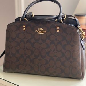 Coach medium 
LILLIE CARRYALL IN SIGNATURE CANVAS